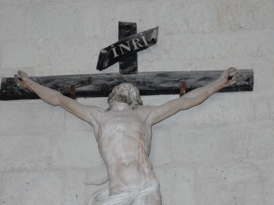 statue : Christ en croix, vue partielle