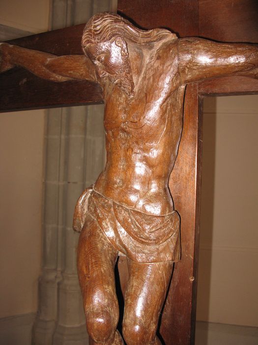 statue : Christ en croix, vue partielle