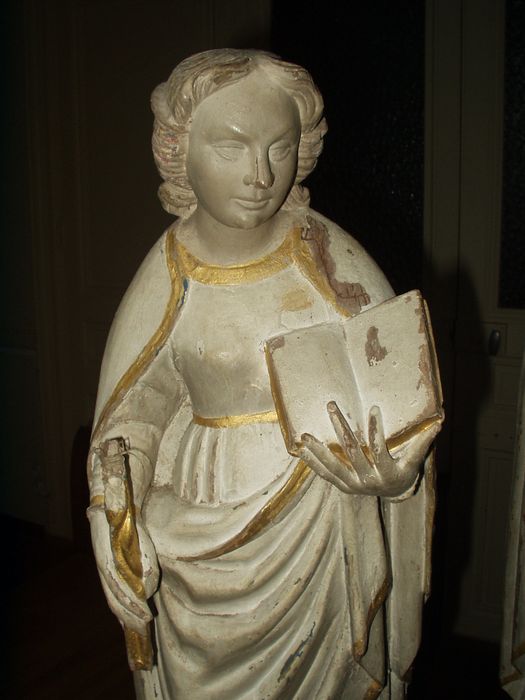 statue : Sainte non identifiée, vue partielle