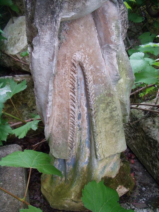 statue : Saint évêque, vue partielle