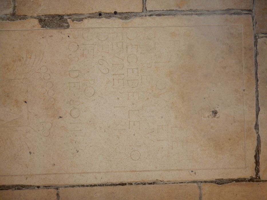 dalle funéraire de Charles de Bechillon seigneur de l'Epinoux, vue partielle
