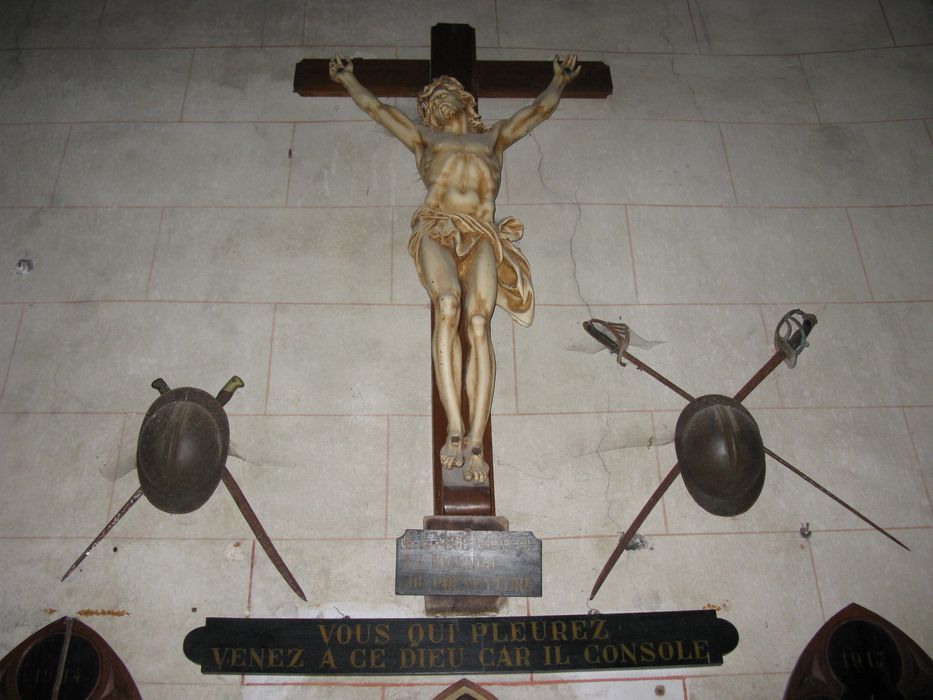 monument commémoratif composé des vestiges de la profanation et de l'incendie du presbytère, vue partielle