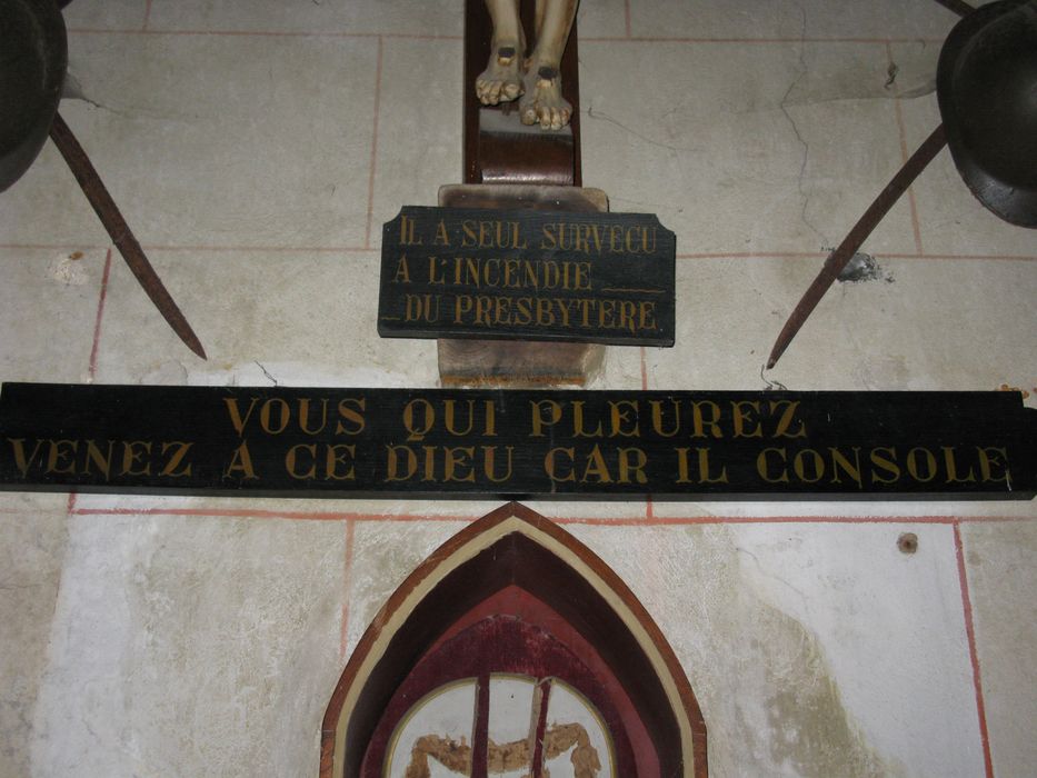 monument commémoratif composé des vestiges de la profanation et de l'incendie du presbytère, détail