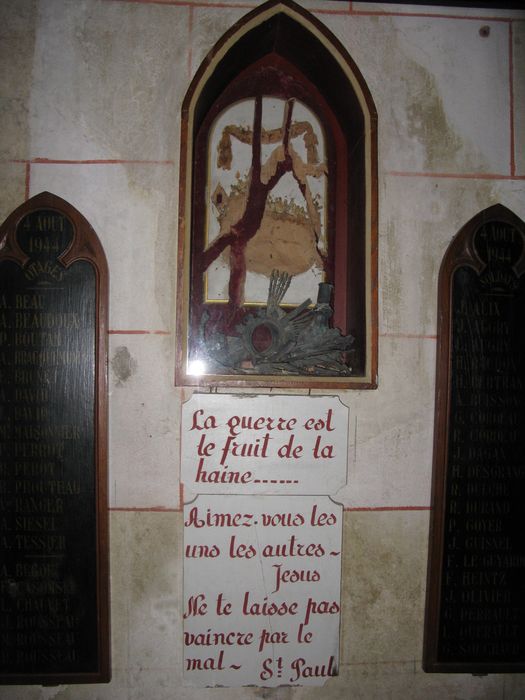 monument commémoratif composé des vestiges de la profanation et de l'incendie du presbytère, vue partielle