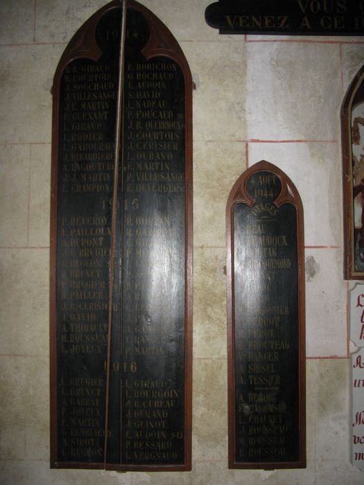 monument commémoratif composé des vestiges de la profanation et de l'incendie du presbytère, détail