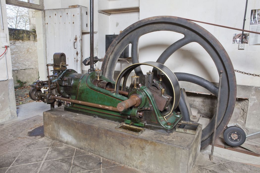 Centrale électrique composée d'un moteur à explosion monocylindrique ; d'une dynamo ; des deux tableaux de contrôles et des bacs en verre subsistants des anciennes batteries