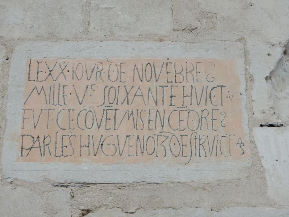 plaque commémorative de l'incendie de l'église en 1568 - © Ministère de la Culture (France), Conservation des antiquités et des objets d’art de la Vienne – Tous droits réservés