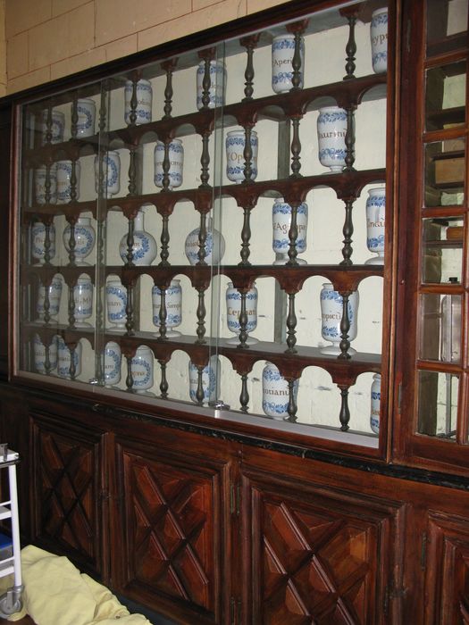 pots à pharmacie, vue partielle - © Ministère de la Culture (France), Conservation des antiquités et des objets d’art de la Vienne – Tous droits réservés