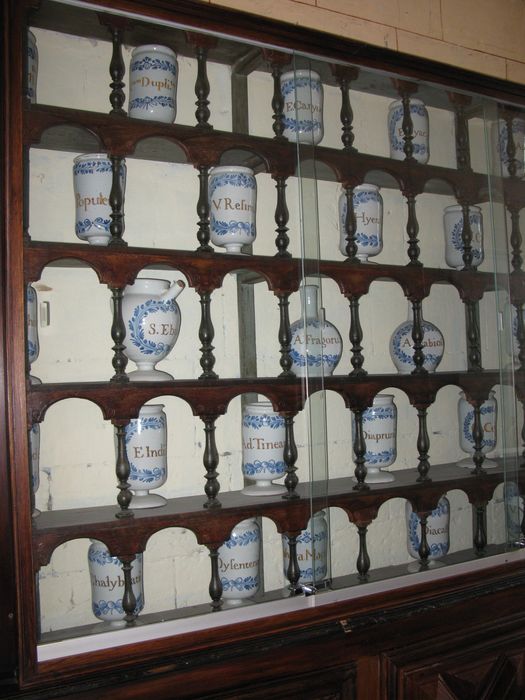 pots à pharmacie, vue partielle - © Ministère de la Culture (France), Conservation des antiquités et des objets d’art de la Vienne – Tous droits réservés 
