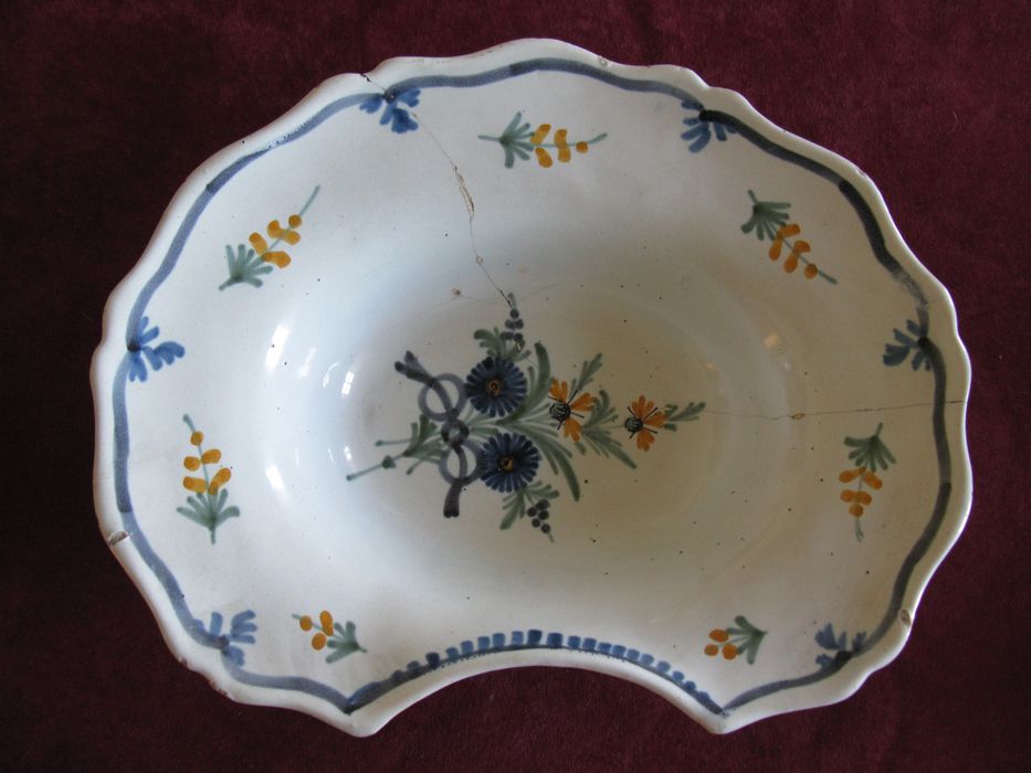 plat à barbe - © Ministère de la Culture (France), Conservation des antiquités et des objets d’art de la Vienne – Tous droits réservés 