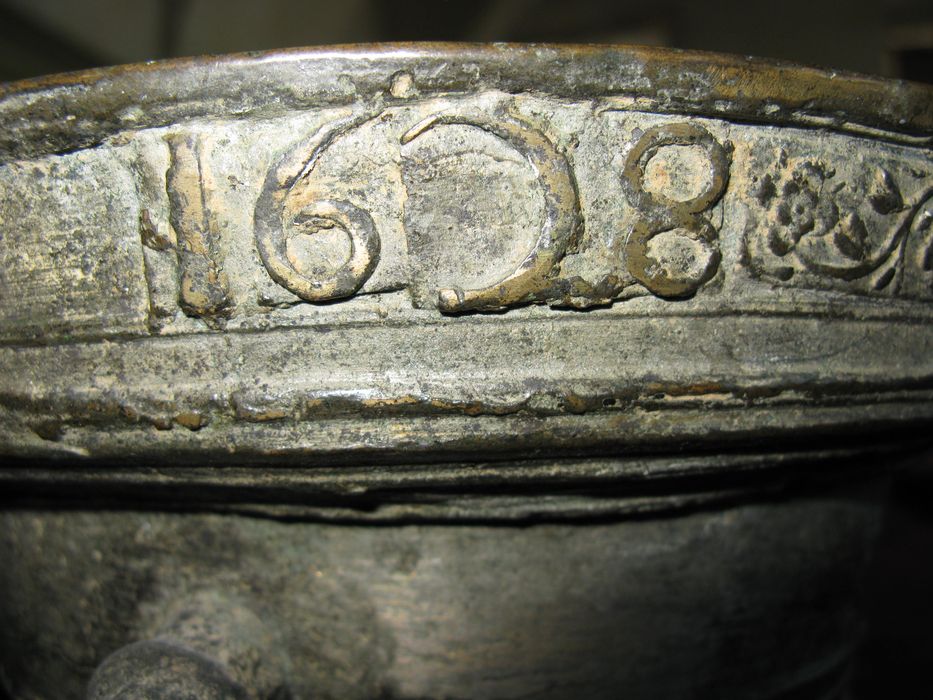 mortier n°2, détail de la date - © Ministère de la Culture (France), Conservation des antiquités et des objets d’art de la Vienne – Tous droits réservés 