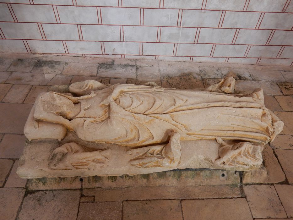 plate-tombe (gisant), d'un chanoine de Chauvigny - © Ministère de la Culture (France), Conservation des antiquités et des objets d’art de la Vienne – Tous droits réservés 