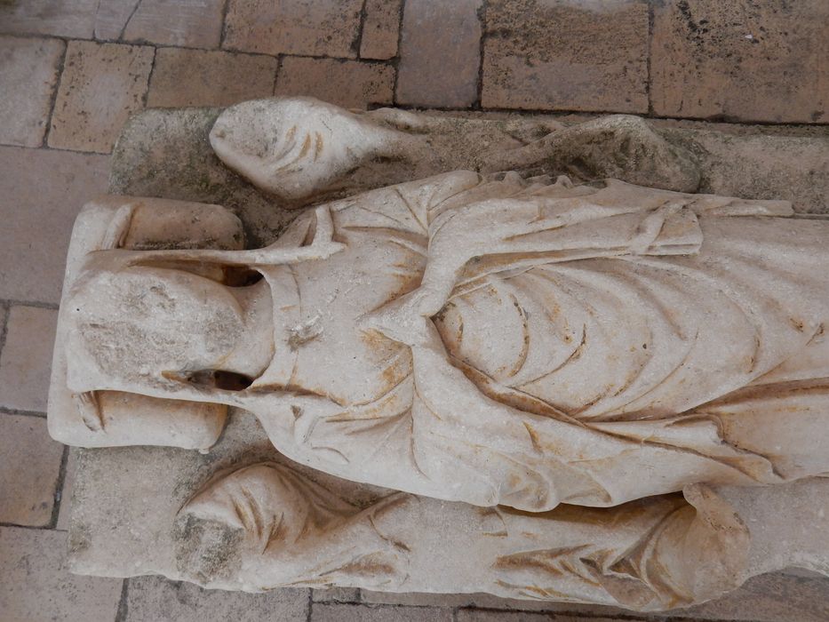 plate-tombe (gisant), d'un chanoine de Chauvigny, vue partielle