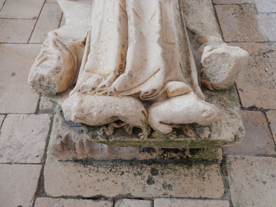 plate-tombe (gisant), d'un chanoine de Chauvigny, détail