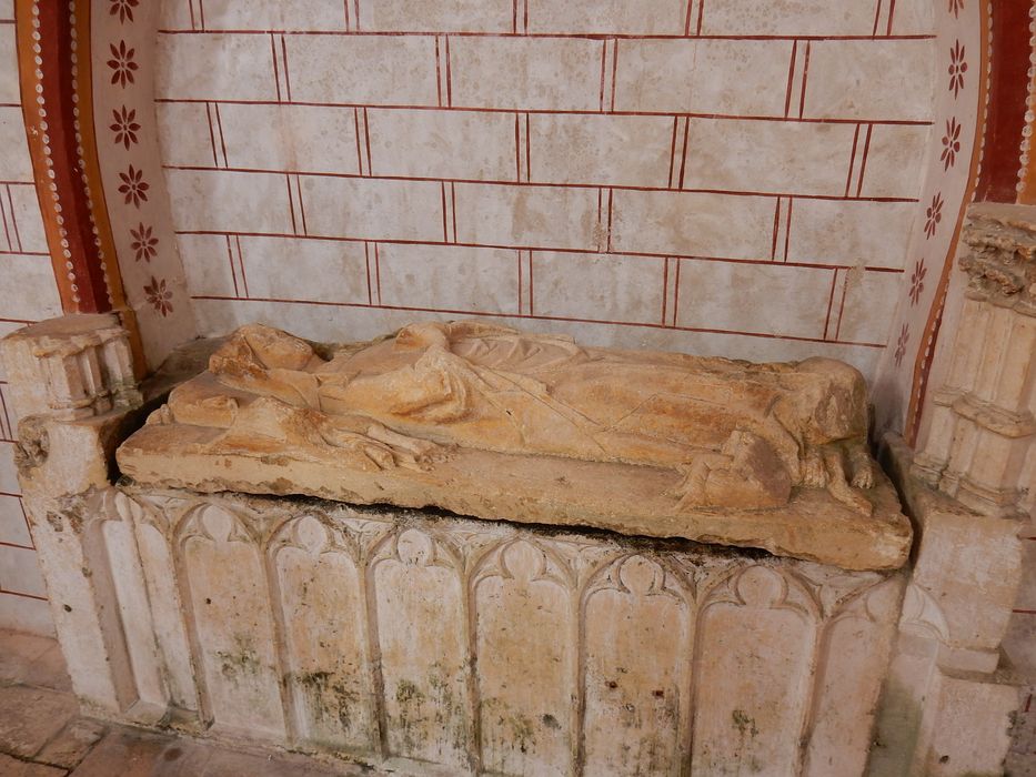 plate-tombe, enfeu (gisant), d'un chanoine de Chauvigny - © Ministère de la Culture (France), Conservation des antiquités et des objets d’art de la Vienne – Tous droits réservés