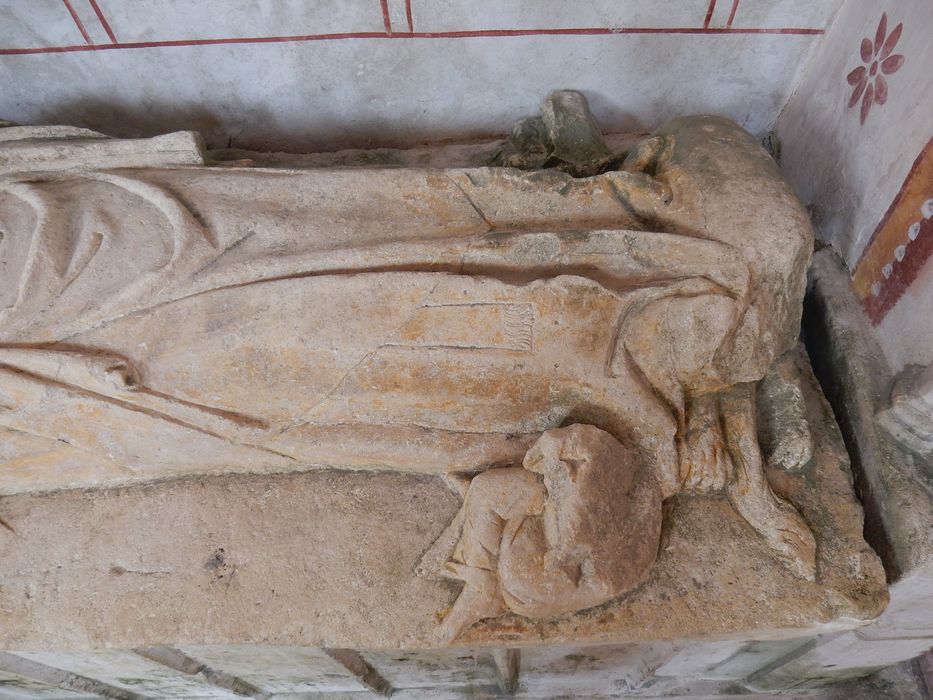 plate-tombe, enfeu (gisant), d'un chanoine de Chauvigny, détail - © Ministère de la Culture (France), Conservation des antiquités et des objets d’art de la Vienne – Tous droits réservés 