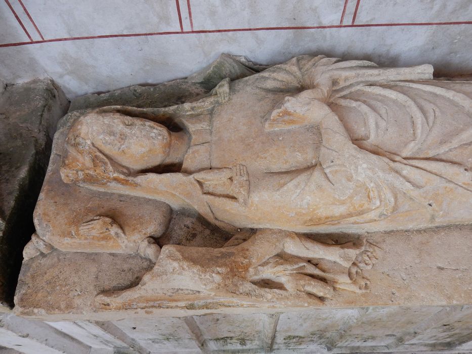 plate-tombe, enfeu (gisant), d'un chanoine de Chauvigny, vue partielle