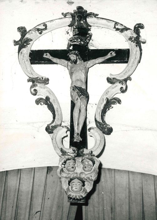 statue : Christ en croix