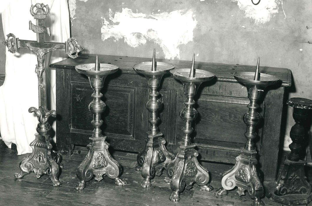 croix et chandeliers (garniture d'autel) - © Ministère de la Culture (France), Conservation des antiquités et des objets d’art des Vosges – Tous droits réservés 