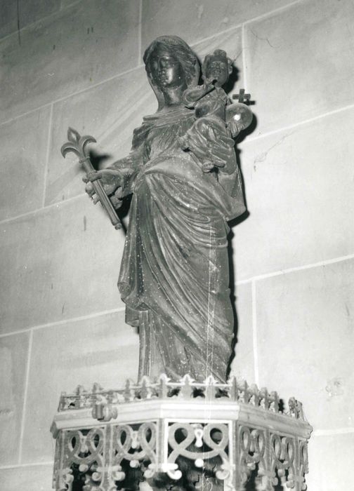 statue : Vierge à l'Enfant