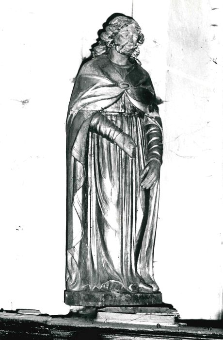 statue : Christ ou apôtre