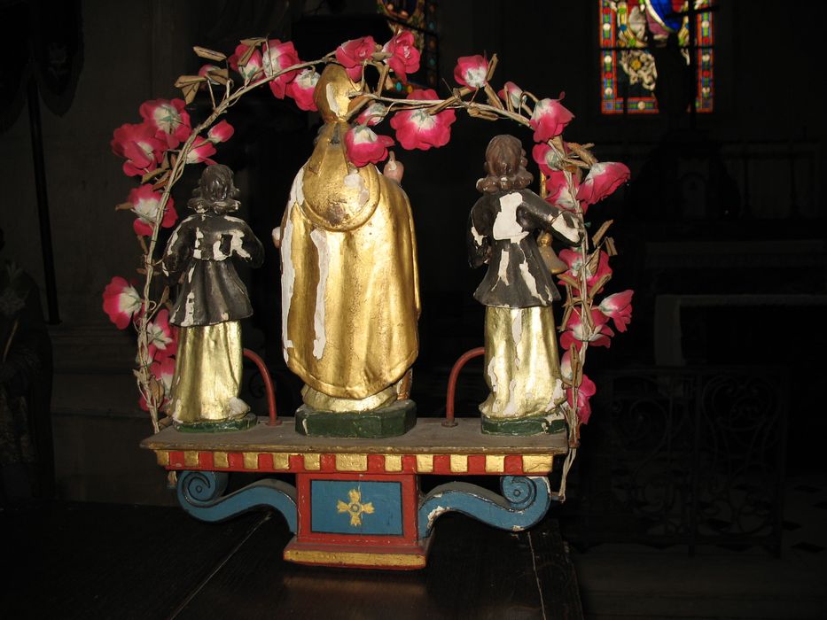 statuette de confrérie : Saint évêque encadré de deux céroféraires (revers)