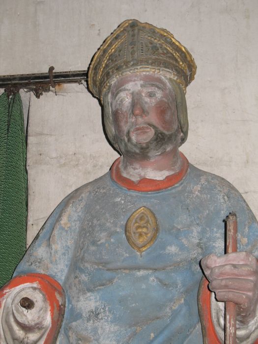 statue : Saint évêque, vue partielle