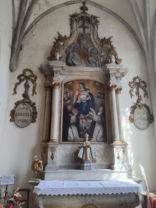 autel, retable, antependium : Vierge à l'Enfant remettant le Rosaire à sainte Catherine et à saint Dominique