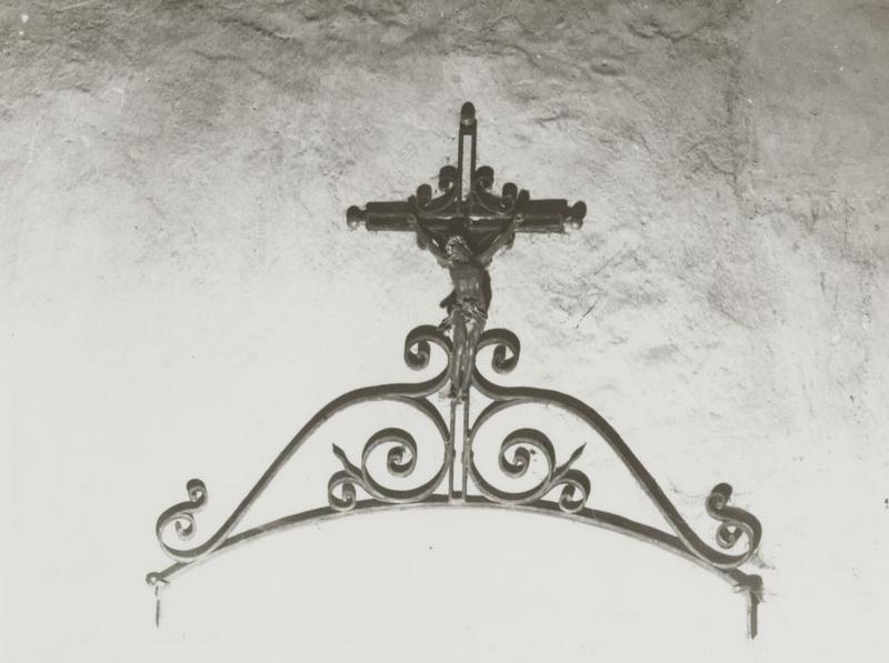 Statue : Christ en croix (fronton d'une grille)