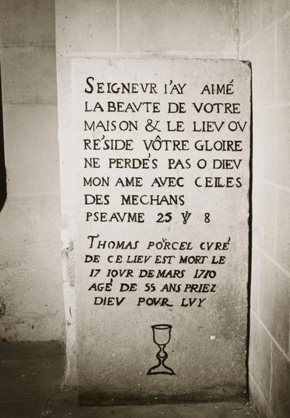 dalle funéraire de curé Thomas Pourcel - © Ministère de la Culture (France), Conservation des antiquités et objets d'art de l'Yonne, tous droits réservés