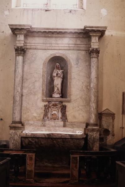 Autel latéral, retable, tabernacle, clôture de choeur (table de communion)