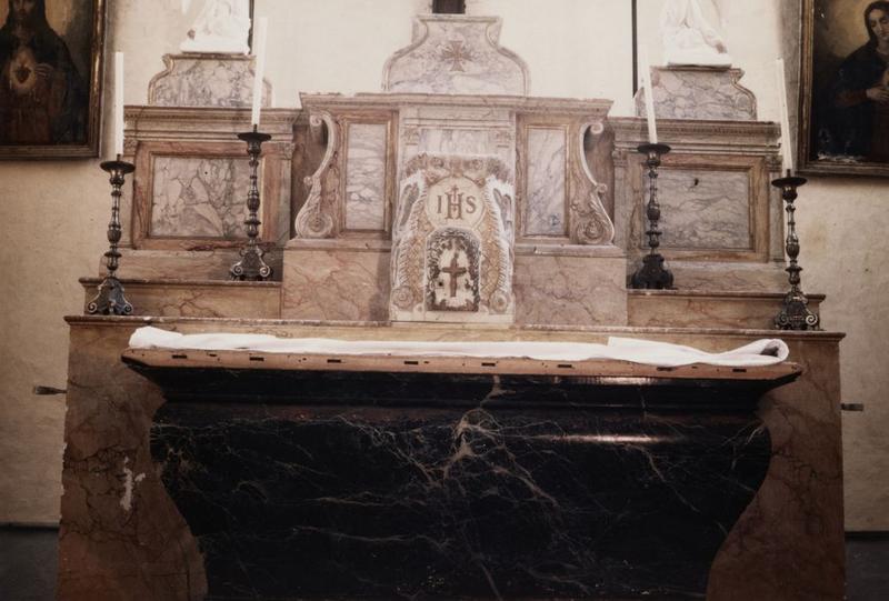 autel (maître-autel) ; retable ; tabernacle