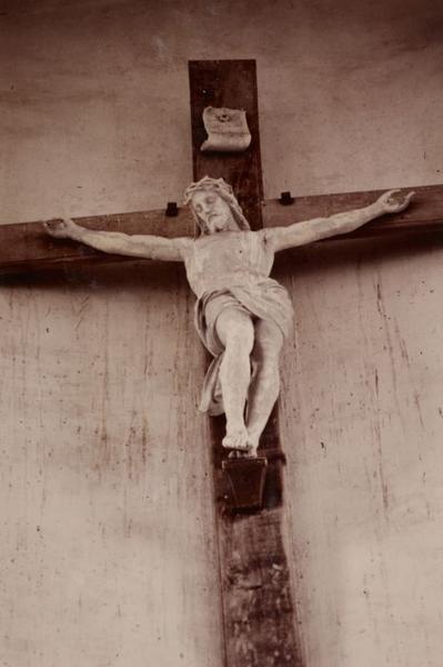 statue : Christ en croix