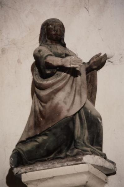 statue : Saint agenouillée (Sainte Madeleine?)