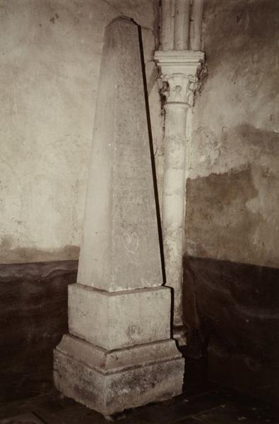 monument funéraire à la mémoire d'Anne Jacquesson - © Ministère de la Culture (France), Conservation des antiquités et objets d'art de l'Yonne, tous droits réservés