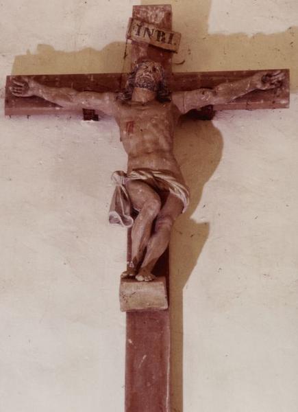statue : Christ en croix