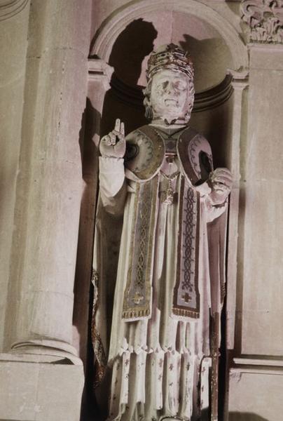 statue : Evêque avec tiare - © Ministère de la Culture (France), Conservation des antiquités et objets d'art de l'Yonne, tous droits réservés