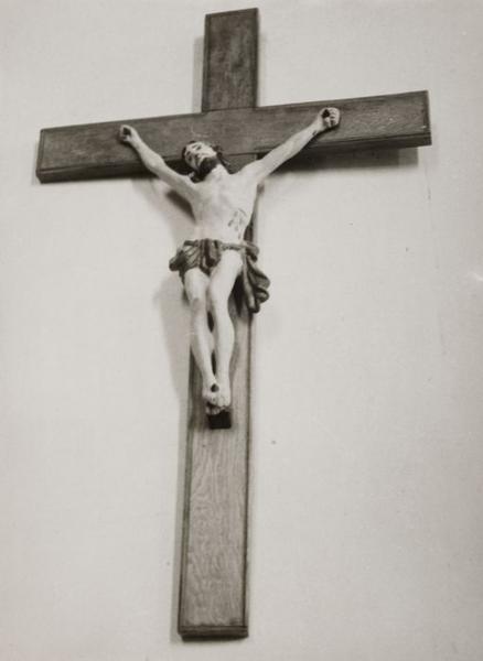 statue : Christ en croix
