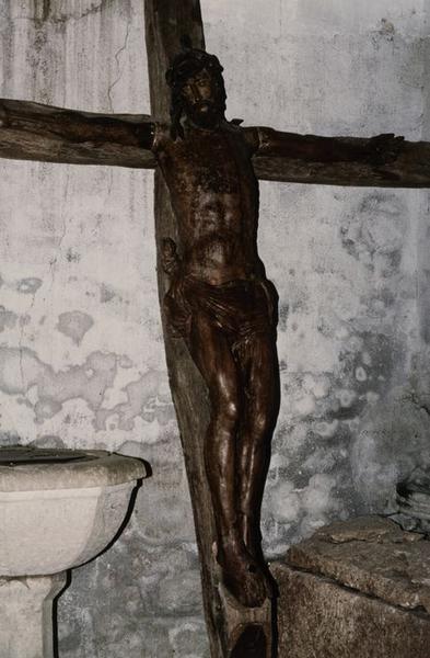 statue : Christ en croix