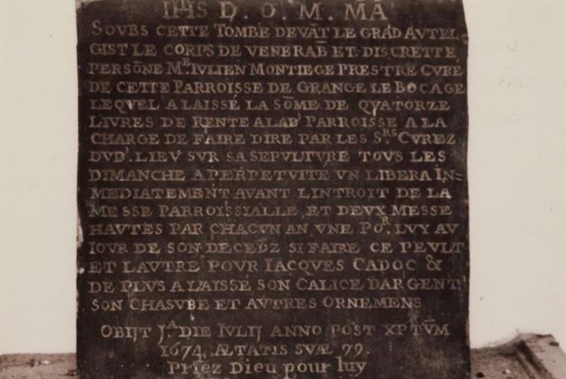 plaque commémorative à la mémoire de Julien Montiège, curé de Grange (+1674) - © Ministère de la Culture (France), Conservation des antiquités et objets d'art de l'Yonne, tous droits réservés