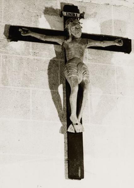 statue : Christ en croix
