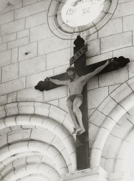 statue : Christ en croix