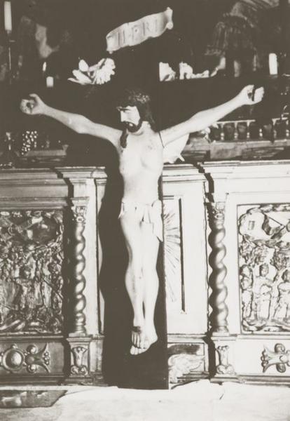 statue : Christ en croix