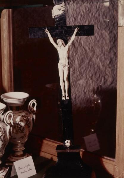 statue : Crucifix inri et tête de mort