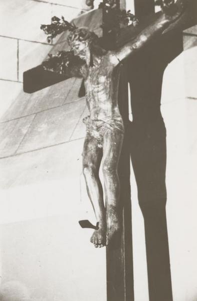 statue : Christ en croix