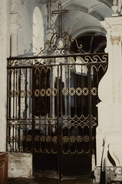 Grille de clôture du choeur et les 2 portes des bas-côtés