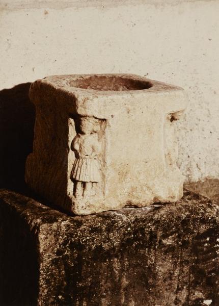 bénitier : Personnage, poissoné, cochon - © Ministère de la Culture (France), Conservation des antiquités et objets d'art de l'Yonne, tous droits réservés