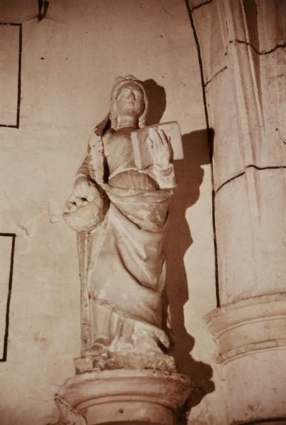 statue : Sainte martyre couronnée et tenant un panier avec des oiseaux (sainte Colombe?) - © Ministère de la Culture (France), Conservation des antiquités et objets d'art de l'Yonne, tous droits réservés