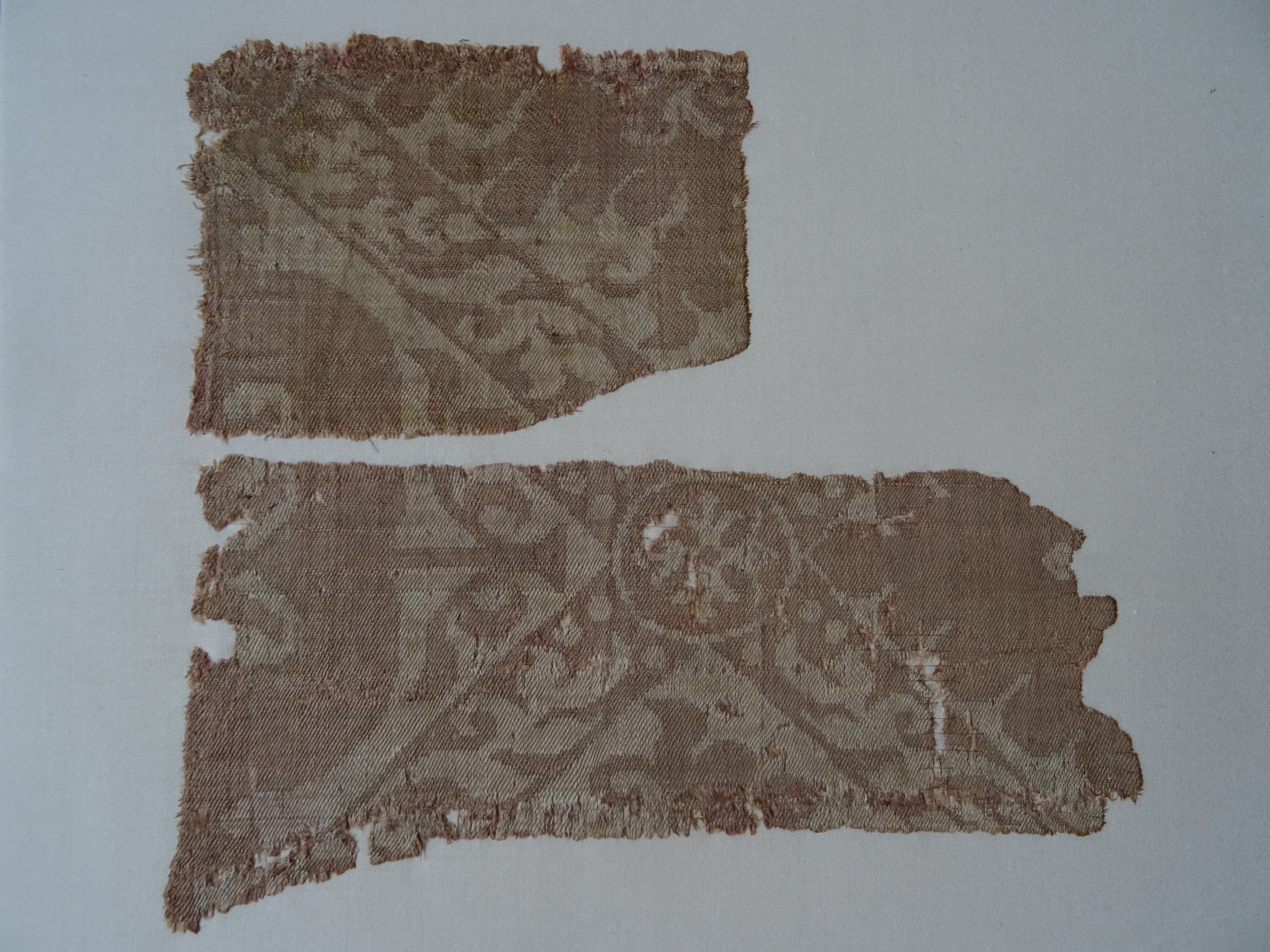 deux morceaux de tissu : feuillages