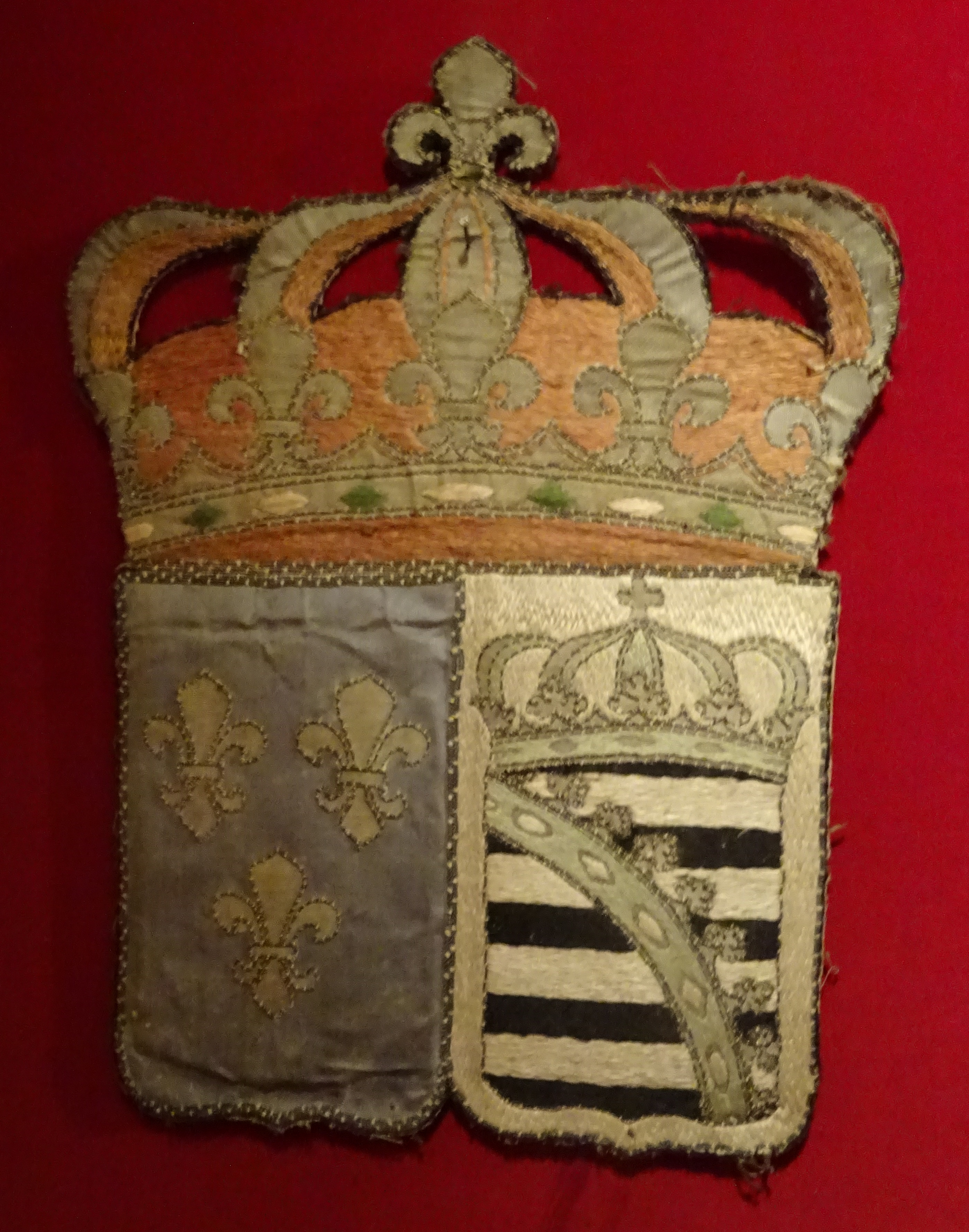 écusson aux armoiries de la Dauphine
